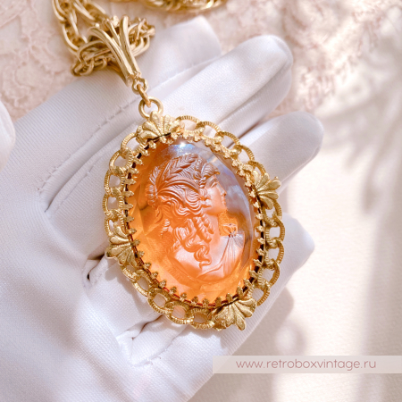 WHITING AND DAVIS Кулон на цепочке "Медовая камея"