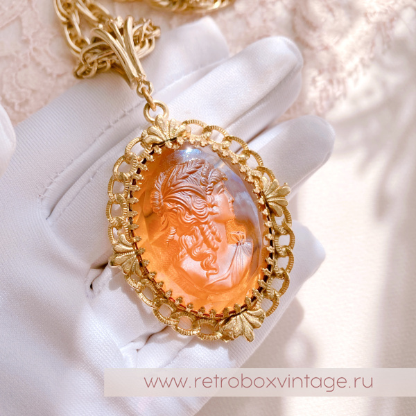 WHITING AND DAVIS Кулон на цепочке "Медовая камея"