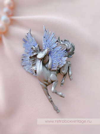 JJ / JONET JEWELRY Брошь «Крылатый пегас: лавандовый серебро»