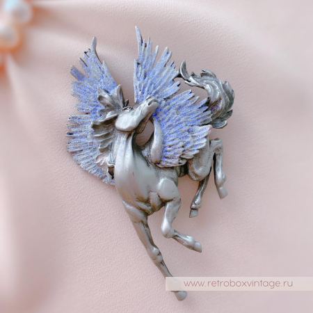 JJ / JONET JEWELRY Брошь «Крылатый пегас: лавандовый серебро»