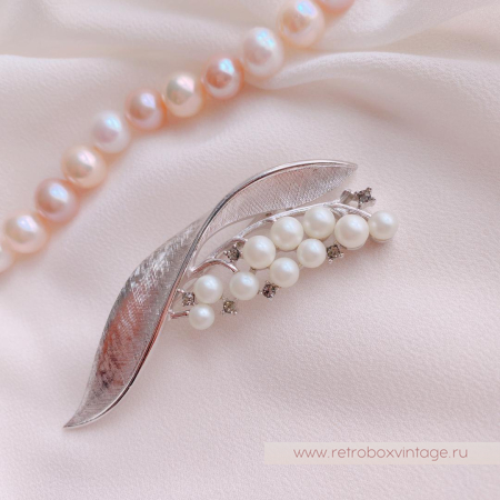 TRIFARI Брошь «Ландыш жемчужный: серебро» pat.172560 (с небольшим нюансом)