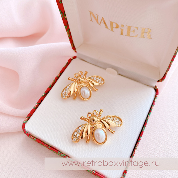 NAPIER Дуэт брошей "Жемчужные пчелки" в парчовом футляре NAPIER Дуэт брошей "Жемчужные пчелки" в парчовом футляре