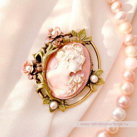 SWEET ROMANCE Брошь "Камея в цветах"