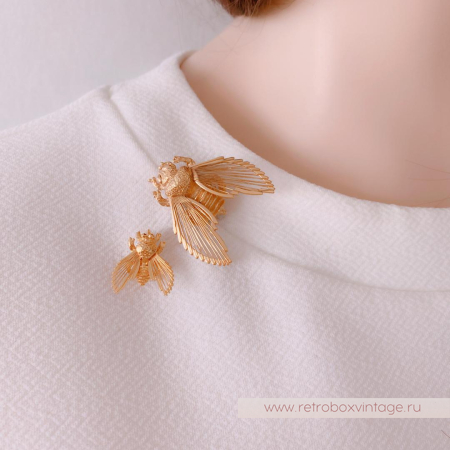 MONET Пара брошей «Воздушные пчелы»