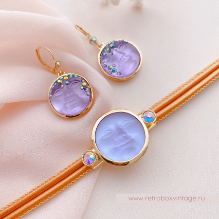 Серьги показаны для примера комплекта