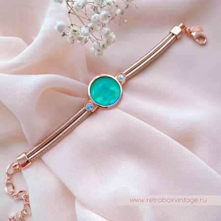 KIRKS FOLLY Браслет «Лунный свет: изумрудный хамелеон в розовом золоте на кожаном ремешке»