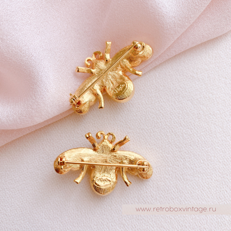 NAPIER Дуэт брошей "Жемчужные пчелки" в парчовом футляре