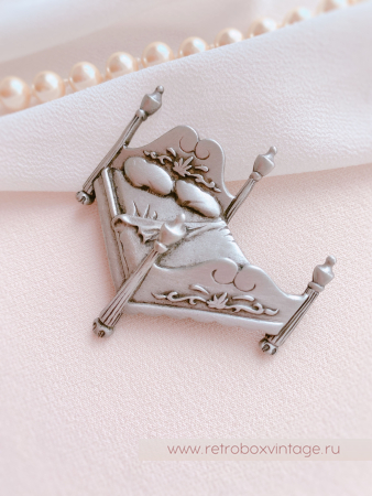 JJ / JONET JEWELRY Брошь "Ложе для двоих" кровать