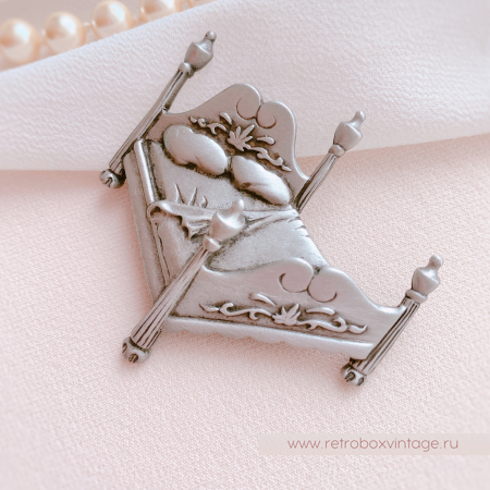 JJ / JONET JEWELRY Брошь "Ложе для двоих" кровать