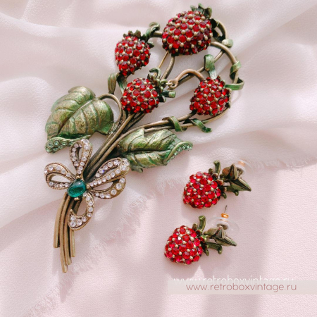 SWEET ROMANCE Брошь «Спелая земляника»