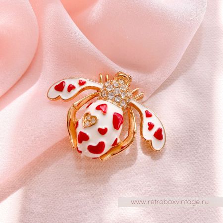JOAN RIVERS Брошь "Любовная пчелка" с алыми сердцами