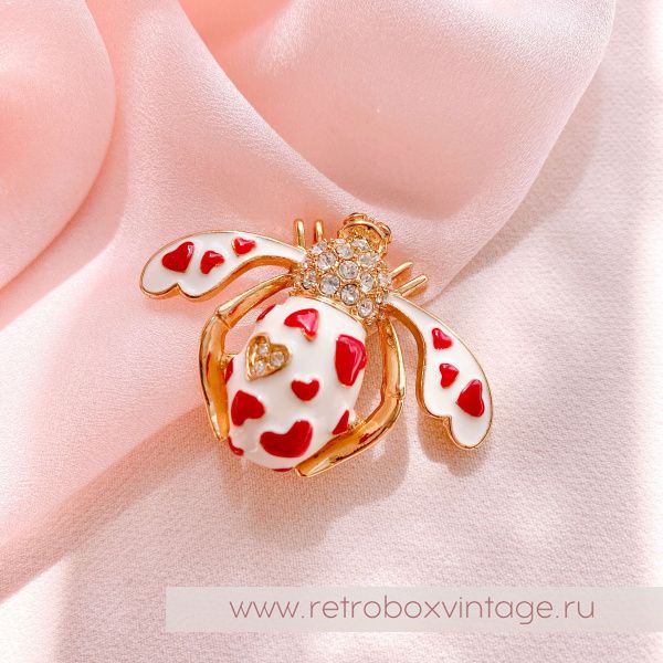 JOAN RIVERS Брошь "Любовная пчелка" с алыми сердцами