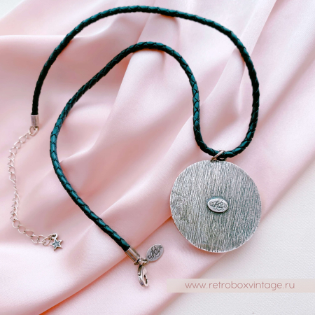 KIRKS FOLLY Кулон на кожаном шнуре "Лунная гладь: пурпурная водяная луна в серебре"